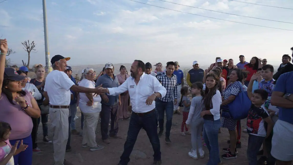 Sergio Chávez con vecinos de la comunidad del Rey Xólotl